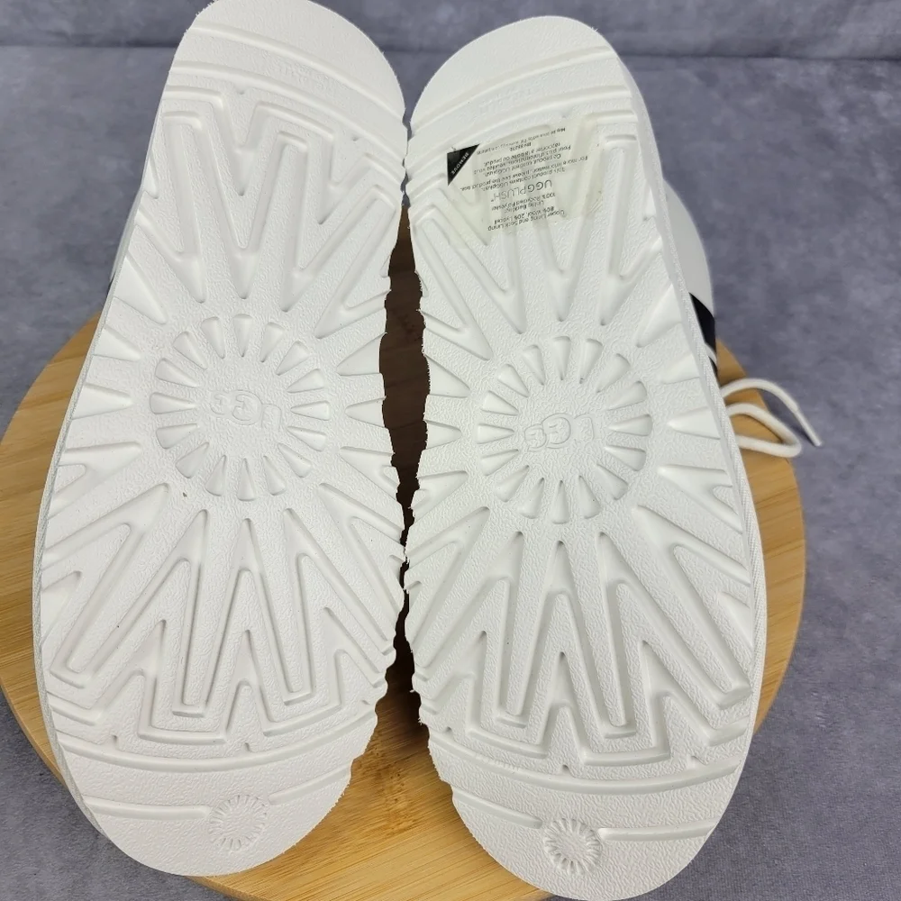 UGG Men’s Neumel Chopd White‎ Leather Chukka Boots size 9